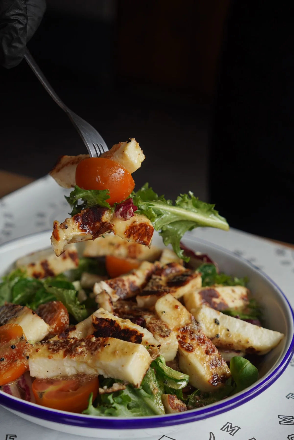 Fresh salad with grilled halloumi